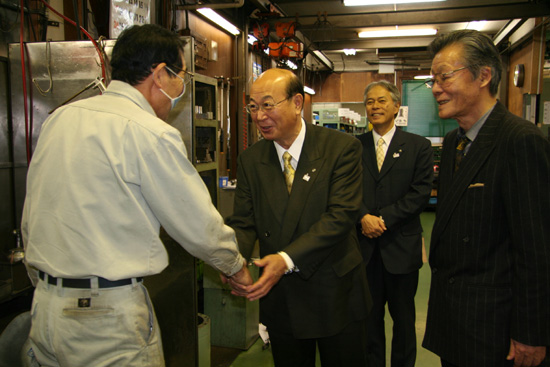 松原大田区長が工場視察のため来社されました