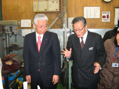 直嶋経済産業大臣が工場視察のため来社されました